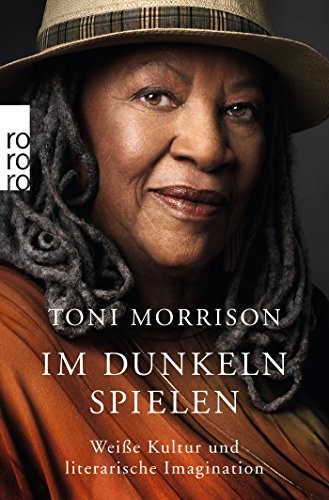 Toni Morrison: Im Dunkeln spielen (Paperback, 1995, Rowohlt Taschenbuch)