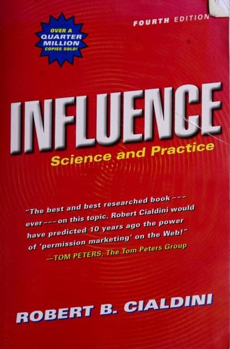 Robert Cialdini: Influence (Paperback, 2000, Allyn & Bacon)